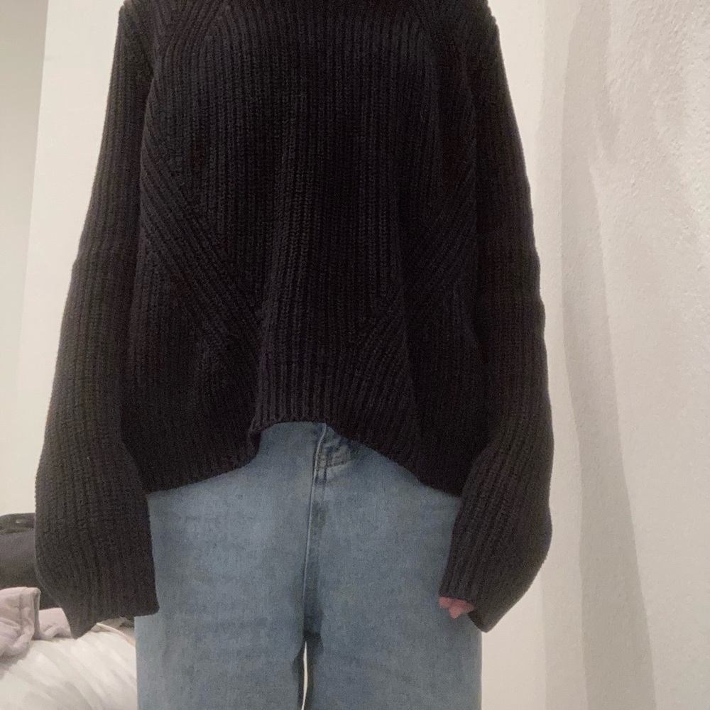 basic black sweater size small 💥